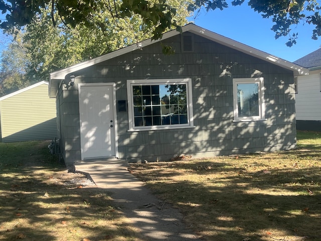 view of front of home featuring a front yard