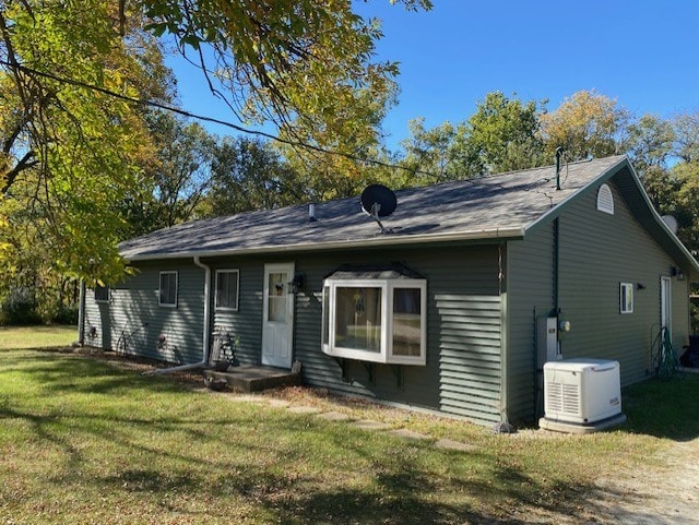 view of front of property with a front yard