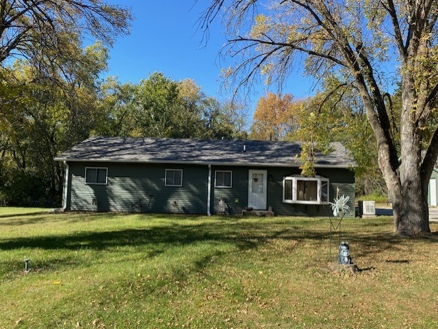 single story home with a front yard