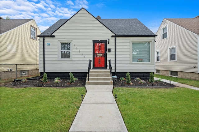 bungalow featuring a front yard