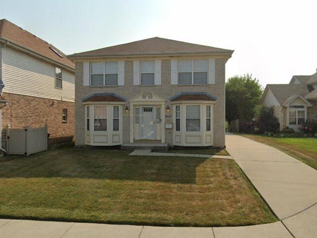 view of front of house featuring a front yard