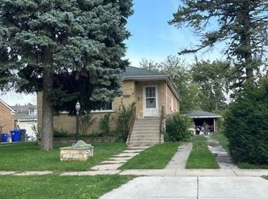 view of front of house featuring a front lawn