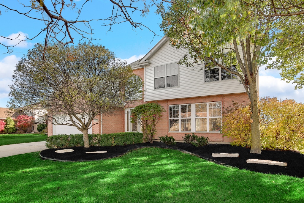 view of front facade featuring a front lawn