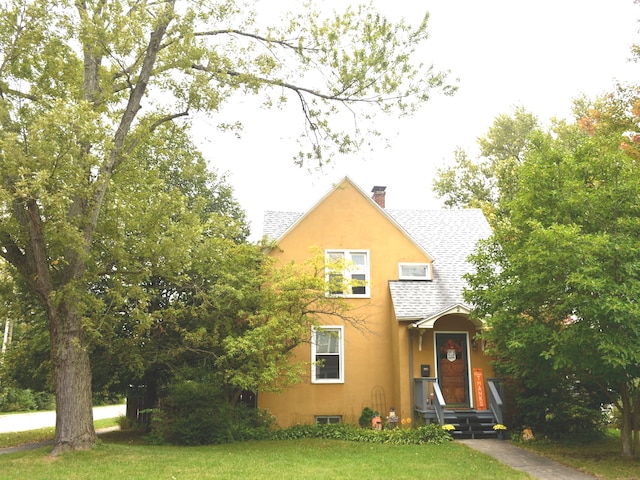 view of front of home featuring a front yard