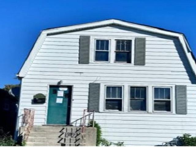 2654 W 98th Pl, Evergreen Park, IL 60805 - view of front facade with a gambrel roof
