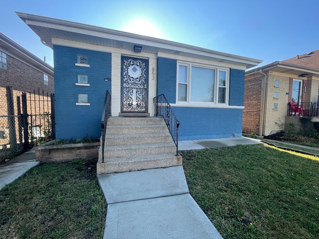 view of front facade with a front yard