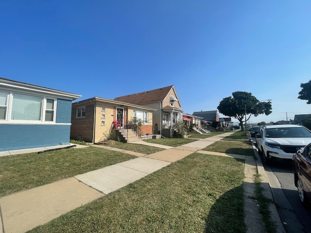 view of front of property featuring a front yard