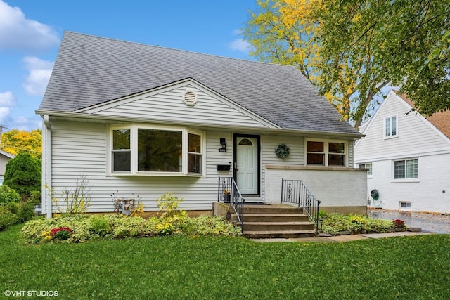 bungalow featuring a front lawn