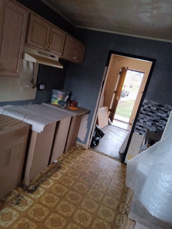 kitchen with crown molding