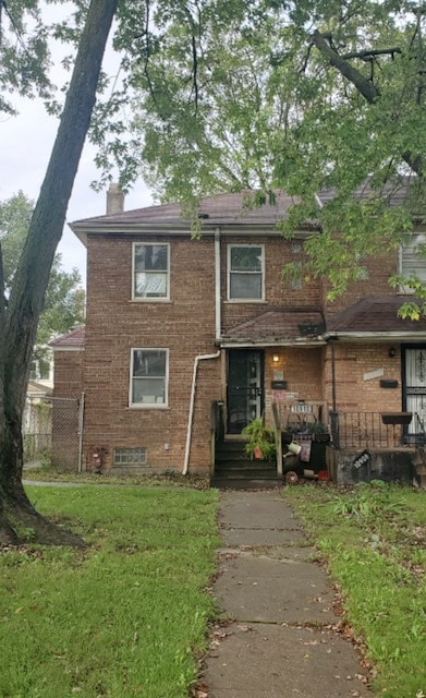 view of front of home with a front lawn