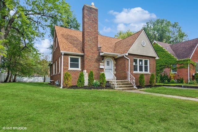 view of front of property featuring a front lawn