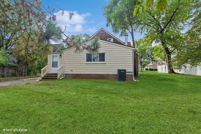 back of house featuring a lawn