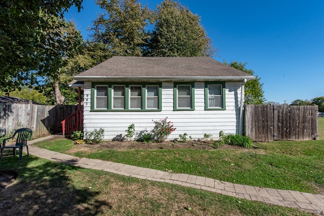 view of front of house with a front yard