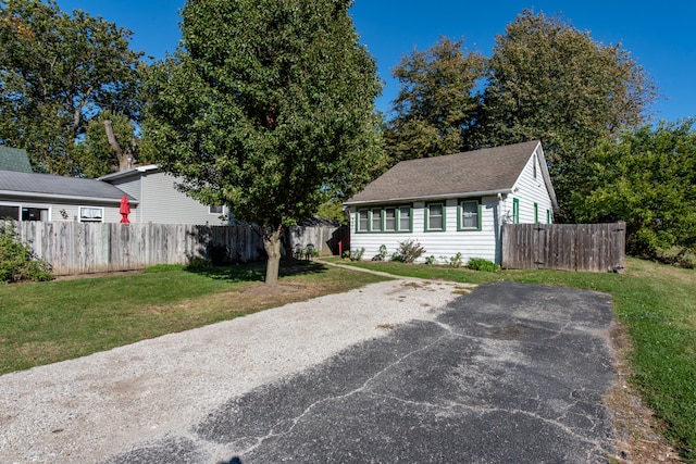 view of front of property with a front yard