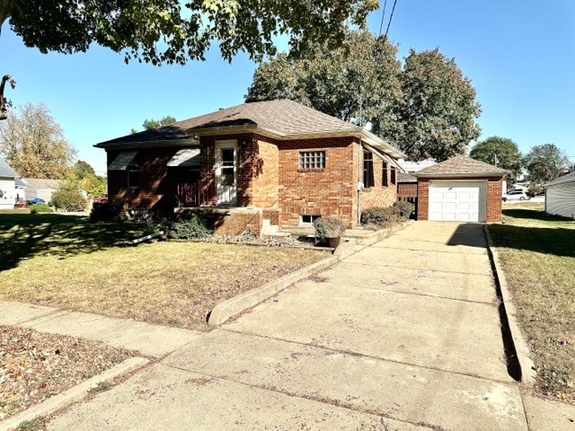 view of front facade featuring a front yard