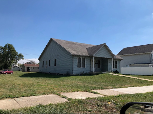 view of front facade with a front yard