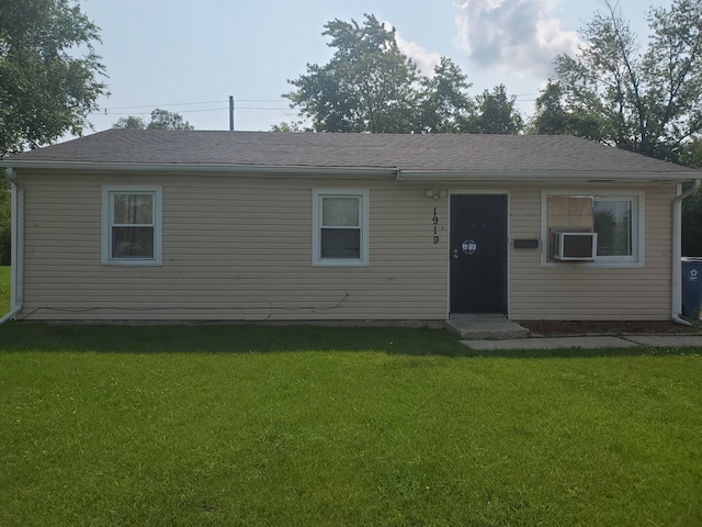 view of front of property featuring a front yard