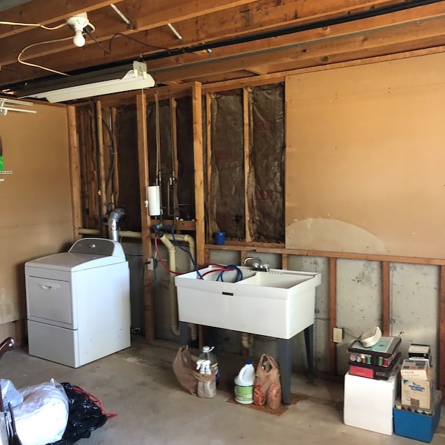 basement with washer / clothes dryer and sink