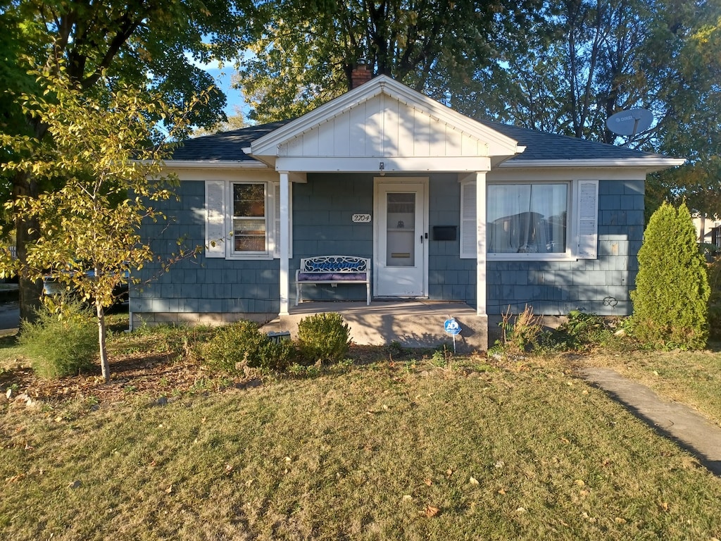 bungalow featuring a porch and a front yard