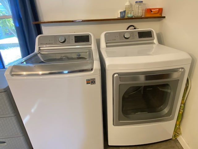 laundry room featuring independent washer and dryer