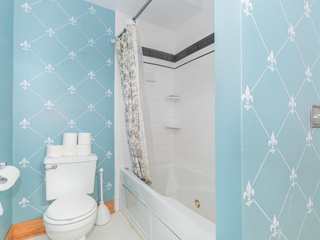 bathroom featuring toilet and shower / bath combo with shower curtain