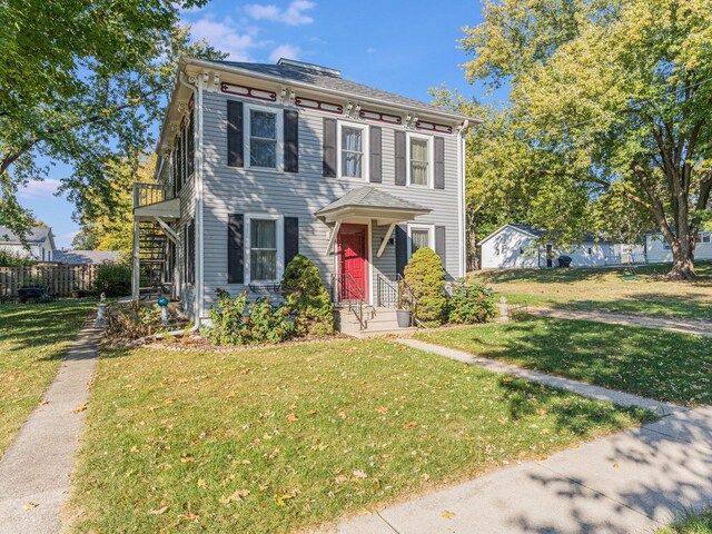 view of front of house with a front lawn