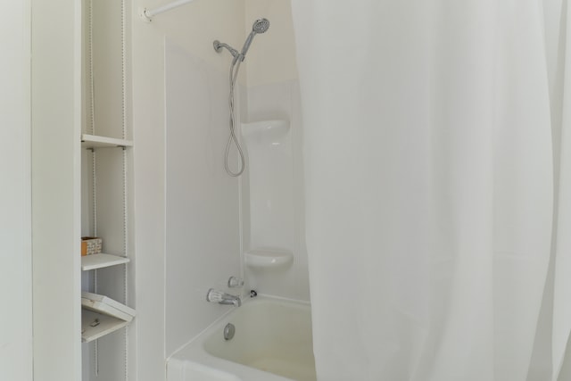 bathroom with bathtub / shower combination