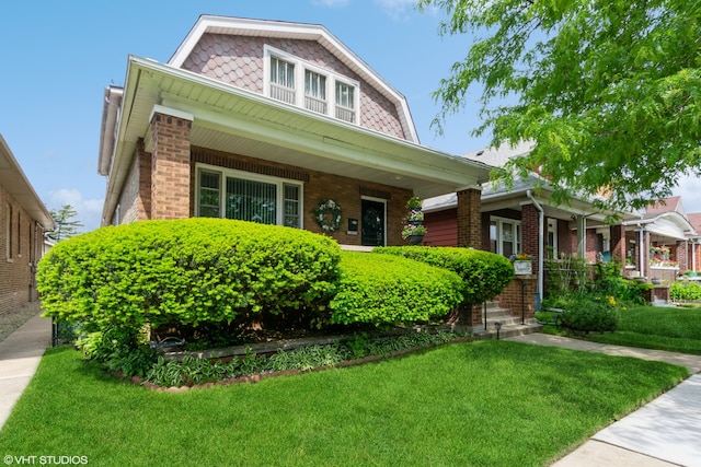 view of front of house featuring a front lawn