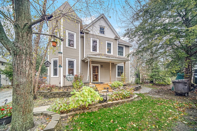 view of front facade featuring a front yard