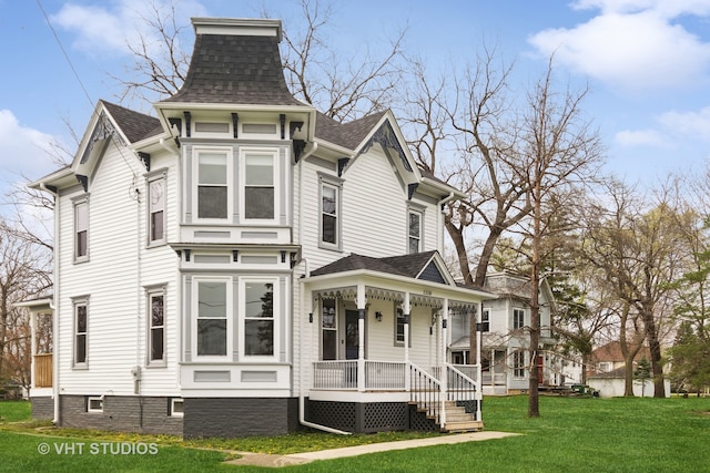 view of front of property featuring covered porch and a front lawn