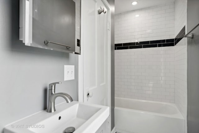 bathroom featuring sink and tiled shower / bath combo