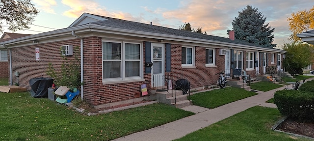 view of front facade with a yard