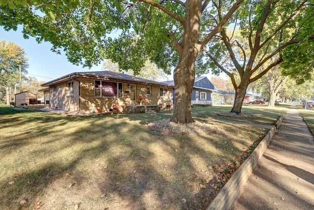 single story home with a front lawn