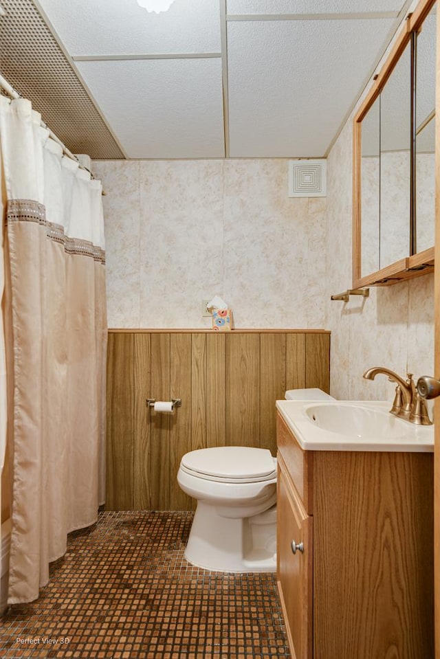 full bathroom with toilet, a textured ceiling, a shower with shower curtain, and vanity