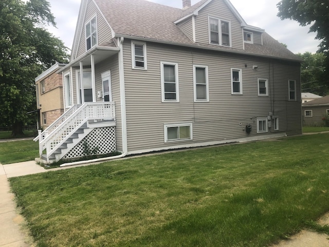 view of side of property featuring a yard