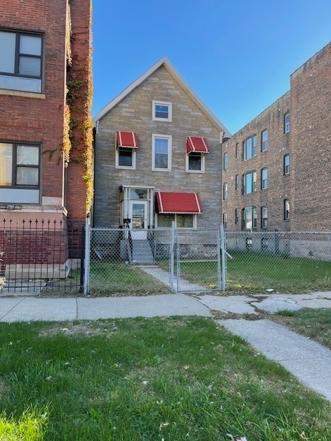 view of front facade with a front lawn