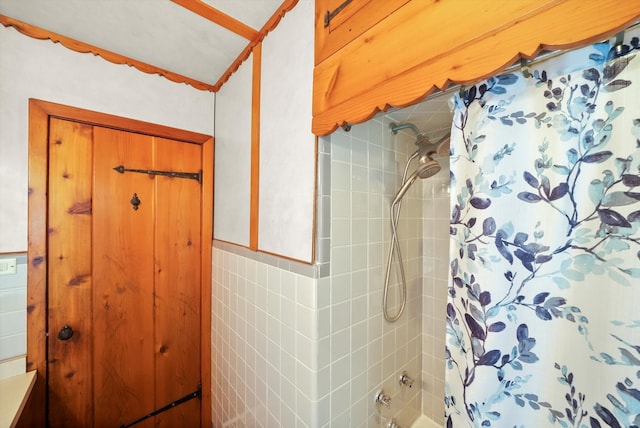 bathroom featuring shower / bathtub combination with curtain