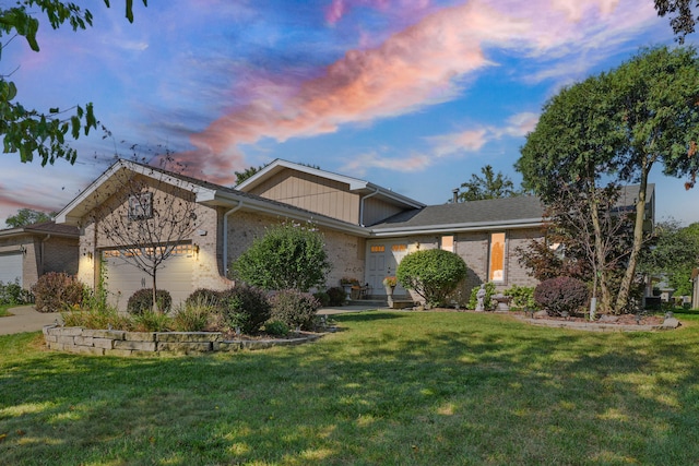 view of front of house featuring a yard and a garage