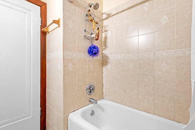 bathroom with tiled shower / bath combo