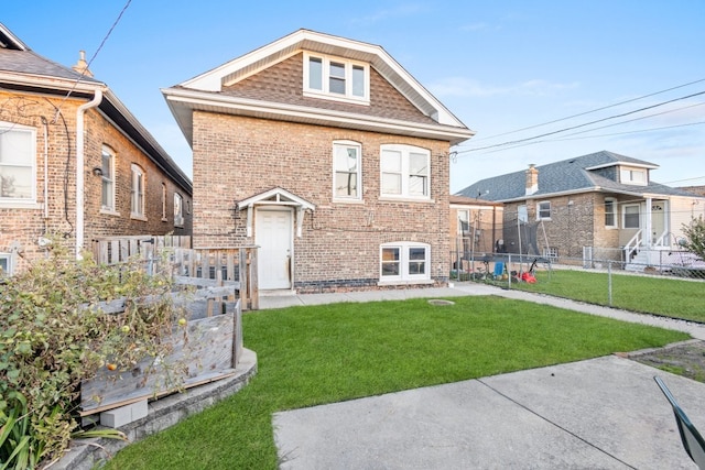 view of front of property featuring a front lawn