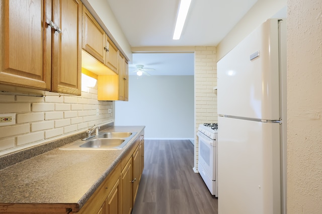 kitchen featuring decorative backsplash, dark hardwood / wood-style floors, sink, white appliances, and ceiling fan