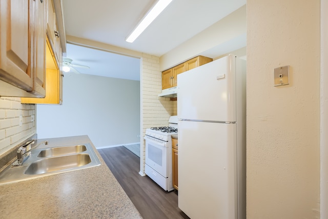 kitchen with dark wood-type flooring, sink, tasteful backsplash, white appliances, and ceiling fan