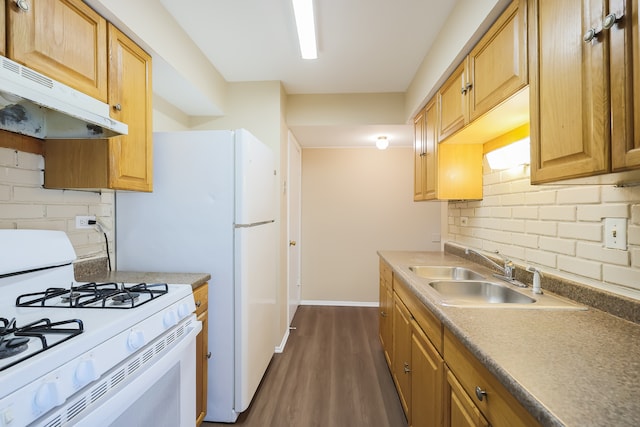 kitchen featuring white gas range oven, tasteful backsplash, sink, and dark hardwood / wood-style flooring