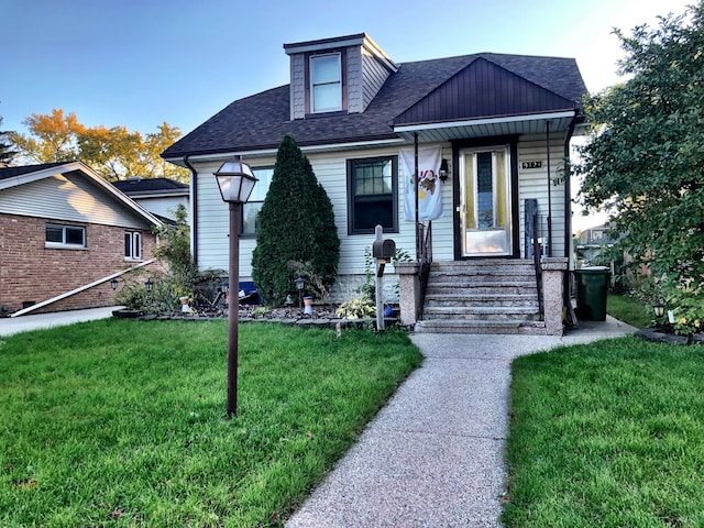 view of front of property with a front lawn