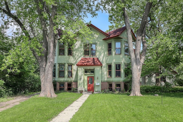 4533 Highland Ave, Downers Grove, IL 60515 - victorian-style house featuring a front lawn