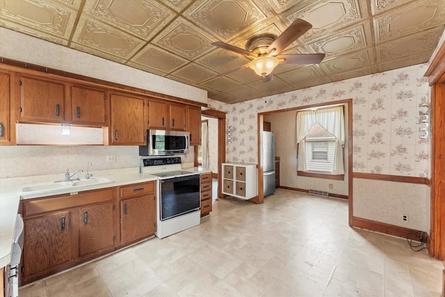 kitchen featuring sink, stainless steel appliances, and ceiling fan