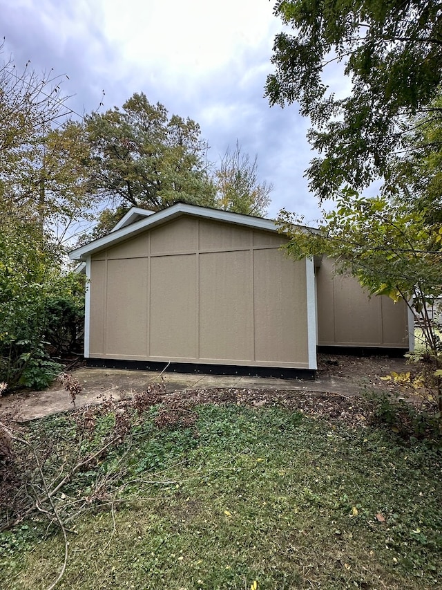 view of side of home with a storage shed