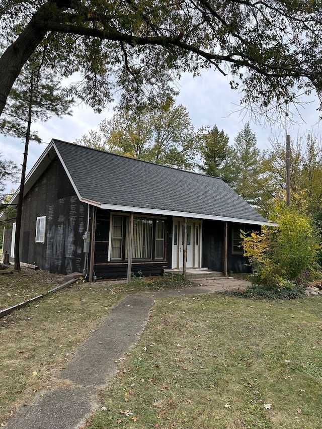 view of front of property with a front yard