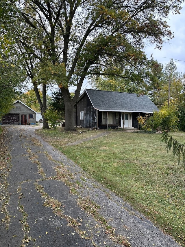 ranch-style home featuring a front lawn