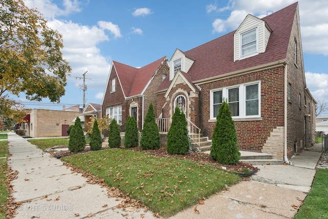 view of front of property featuring a front yard